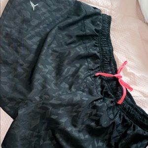 Black geometric active shorts